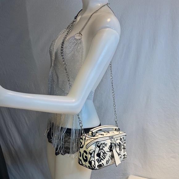 Chic Black and White Graffiti Shoulder Bag - Picture 5 of 12